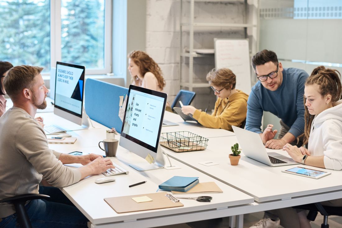 Zusammenarbeit in einem hellen Büro – Pexels-Demobild